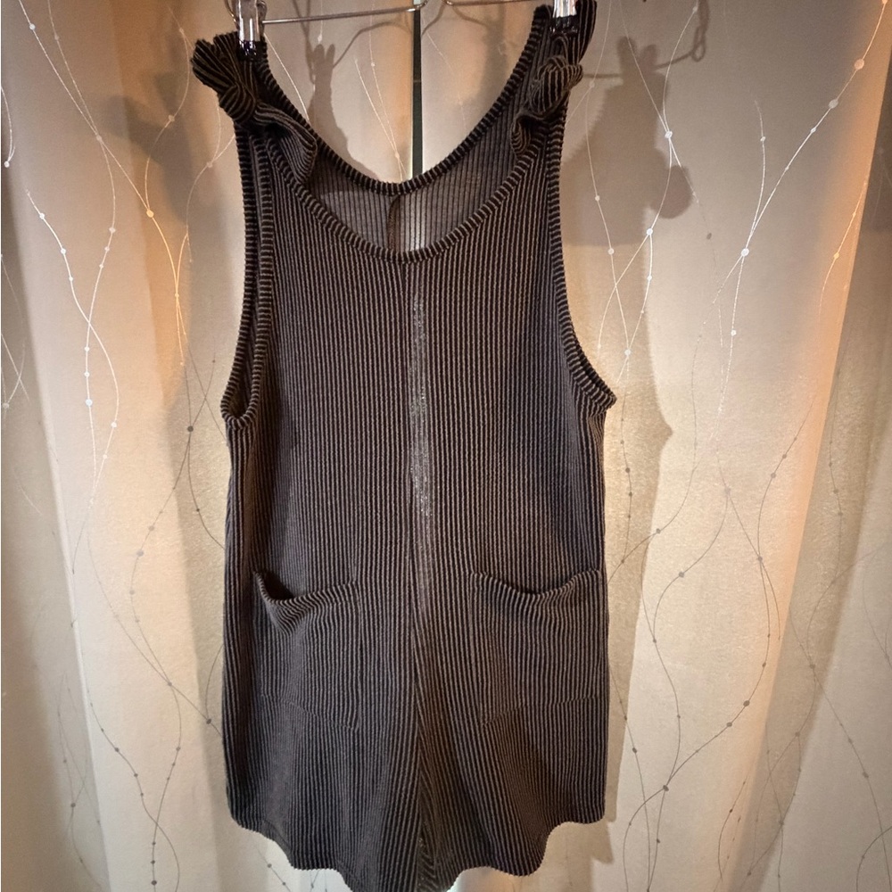 Sleeveless Ribbed Knit Top with Pockets